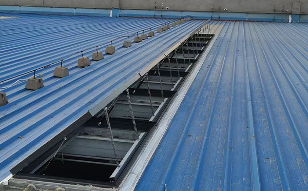 某城市大型商业综合体中庭新疆排烟窗工程