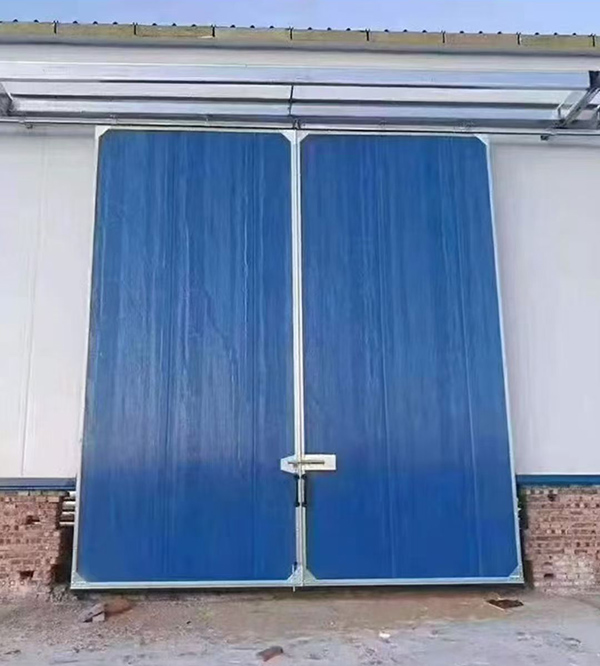 新疆工业门在大型仓储物流通道中的应用实例